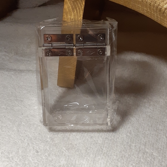 A clear cigarettes box - Picture 2 of 2